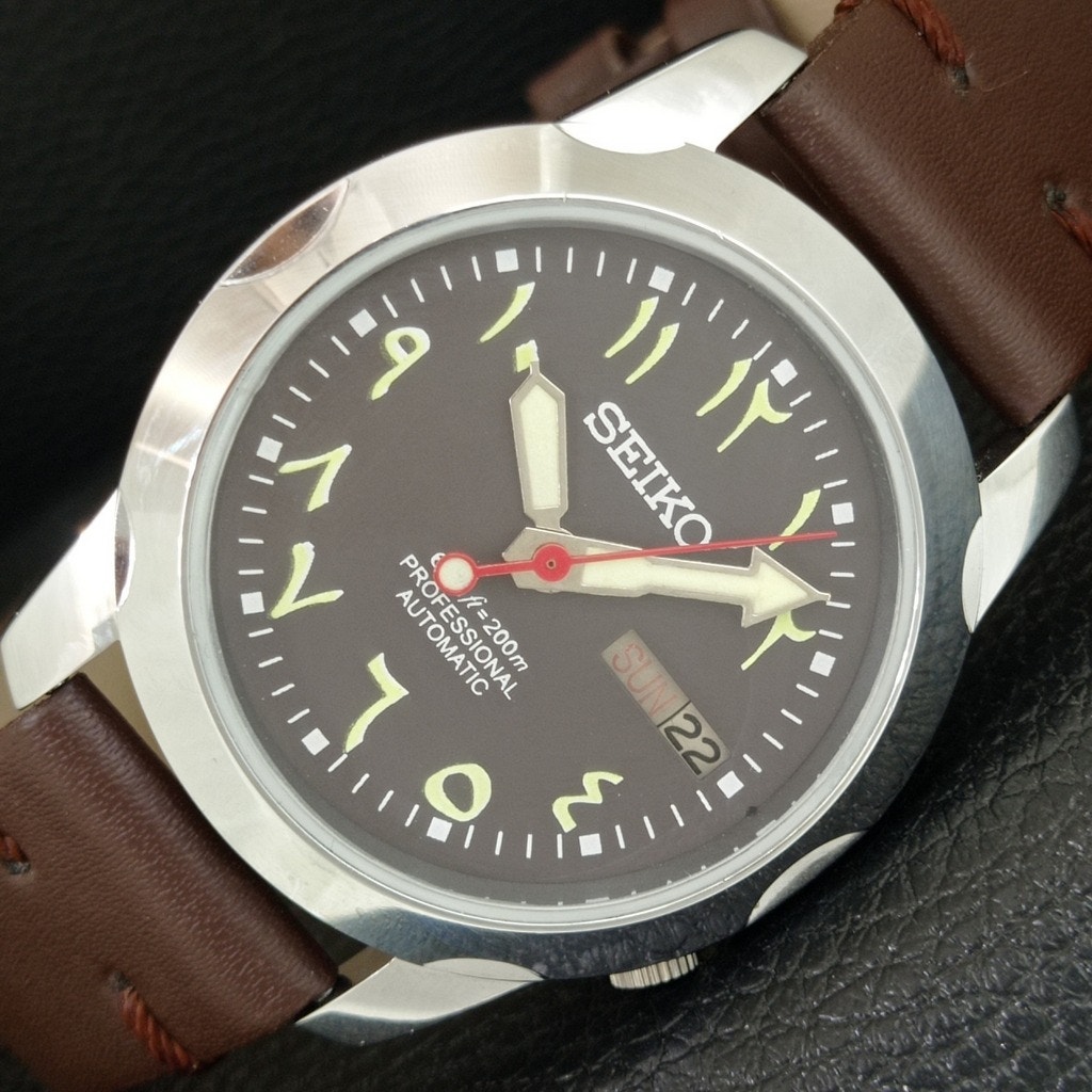 Vintage 1971 Seiko Automatic Mens Silver Watch WDaydate  Brown Accents